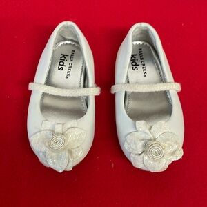 Fall Creek Kids formal flat shoes with flower size 7M